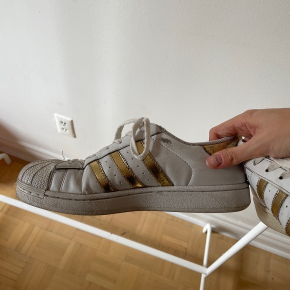 Distressed gold metallic adidas superstars - Picture 3 of 3